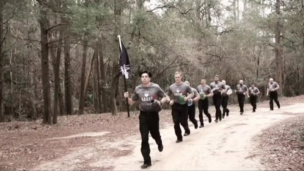 Americanii au ajuns să dea și 10.000 de dolari pe „taberele de masculinitate”. Cum sunt atrași tinerii care vor să devină „mascul alfa” 