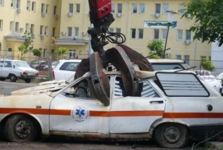 Ambulanțe vechi de zeci de ani, încă folosite pentru pacienții români. Unde se află mașina care are peste 1 milion de km la bord 