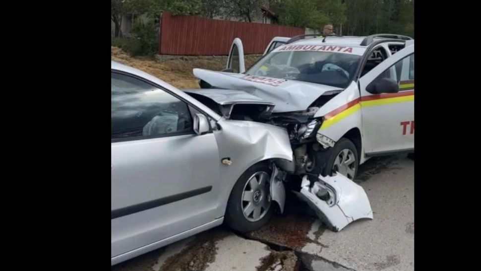 Accident grav în județul Vâlcea. O ambulanță cu trei pacienți a intrat într-un autoturism în care se afla o femeie gravidă
