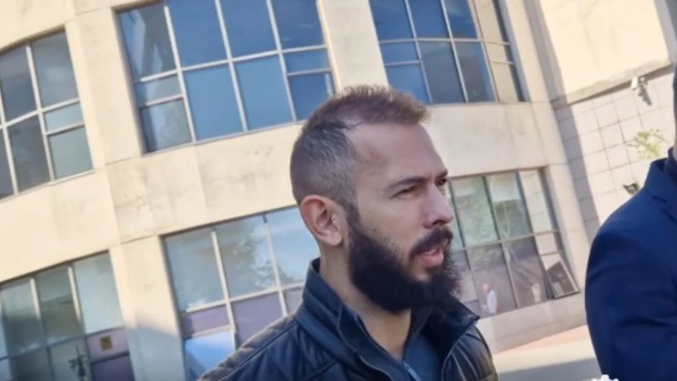 Întâlnire spumoasă între protestatarul Ceaușescu și Andrew Tate - Lecție de limba română, la Curtea de Apel