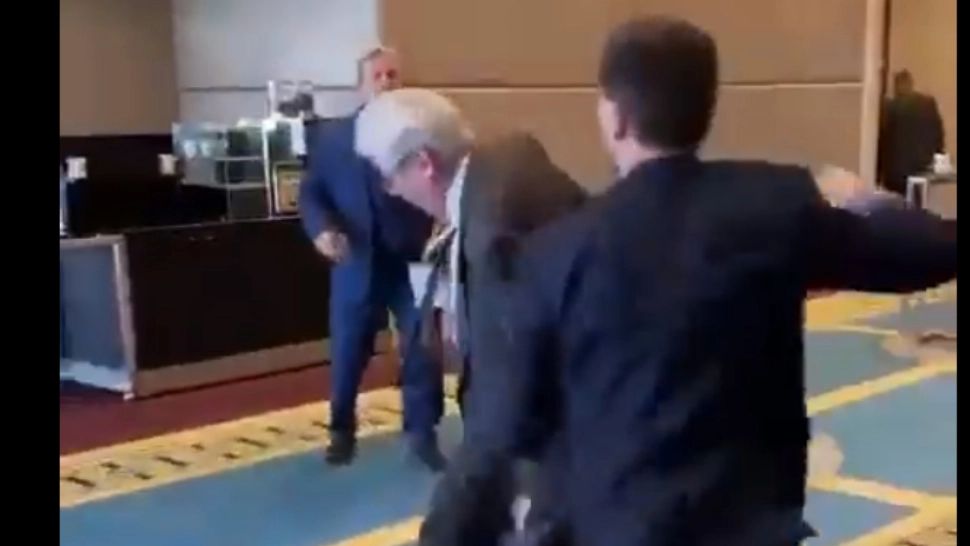 Bătaie între ruși și ucraineni în timpul unei reuniuni la Ankara: "Ia-ți labele de pe steagul nostru"