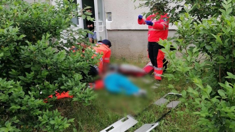 Tragedie în Bistrița! O femeie s-a aruncat de la etajul al 4-lea al unui bloc