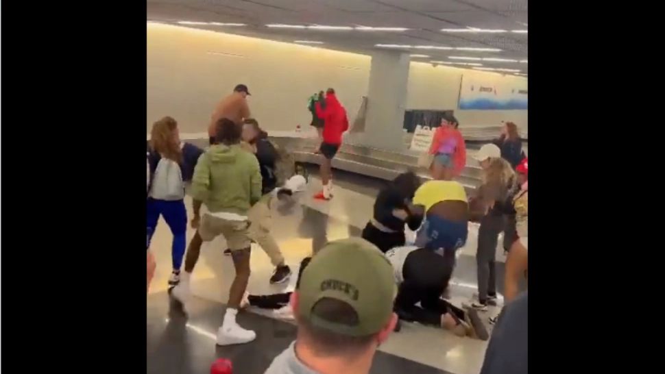 Încăierare de zile mari pe un aeroport. VIDEO cu călătorii când își împart pumni în interiorul unui terminal