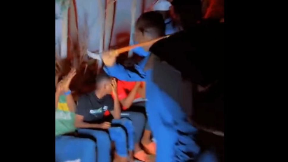 Modalitatea găsită de un primar de a-i convinge pe tineri să renunțe la vicii: Dă iama într-un club de noapte și îi bate cu un băț. VIDEO  