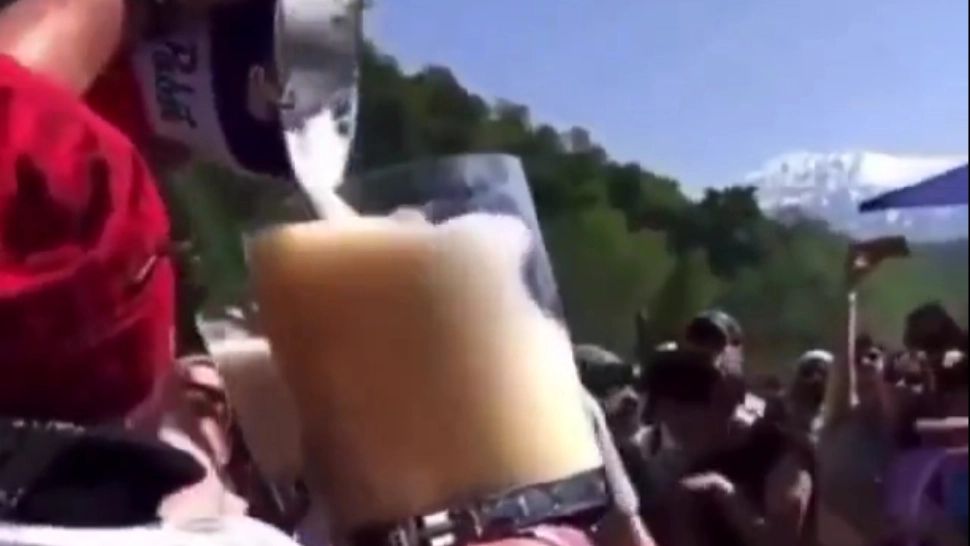 Și-au turnat BĂUTURA în cap la propriu. Finalul este epic - VIDEO