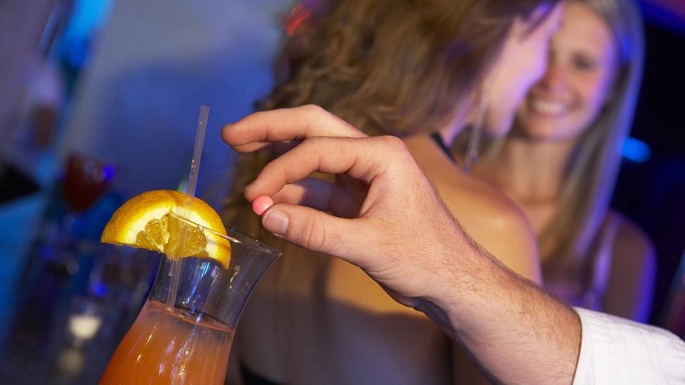 Drogul violului, prezent în școlile din România! Ce este substanța mortală cu care a fost ademenită eleva din Râmnicu Vâlcea și ce să faci să nu cazi în capcană 