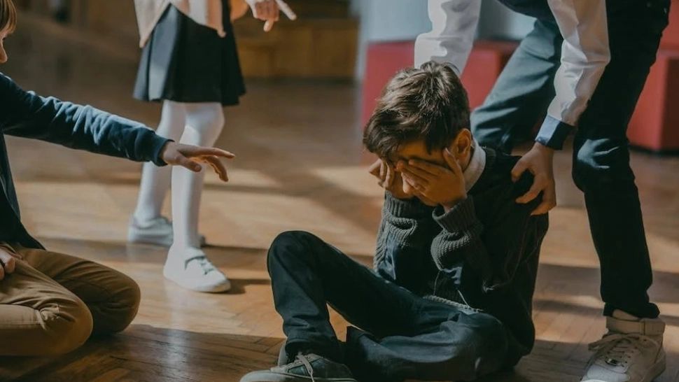 Un elev este bătut sistematic la școală, atât de colegi, cât și de profesori. Părinții sunt disperați, vinovații se spală pe mâini