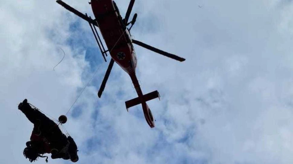 Două persoane grav rănite după ce au alunecat pe zăpadă, zeci de metri, în Bucegi - A fost chemat un elicopter pentru a prelua victimele
