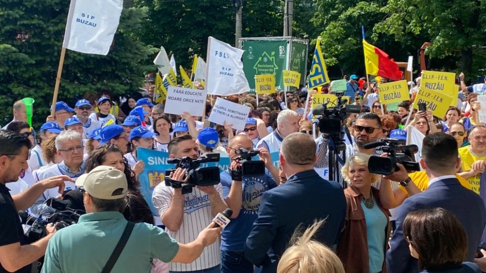 Orașele României, paralizate de greva profesorilor. La Buzău, 1500 de cadre didactice protestează în fața Prefecturii 