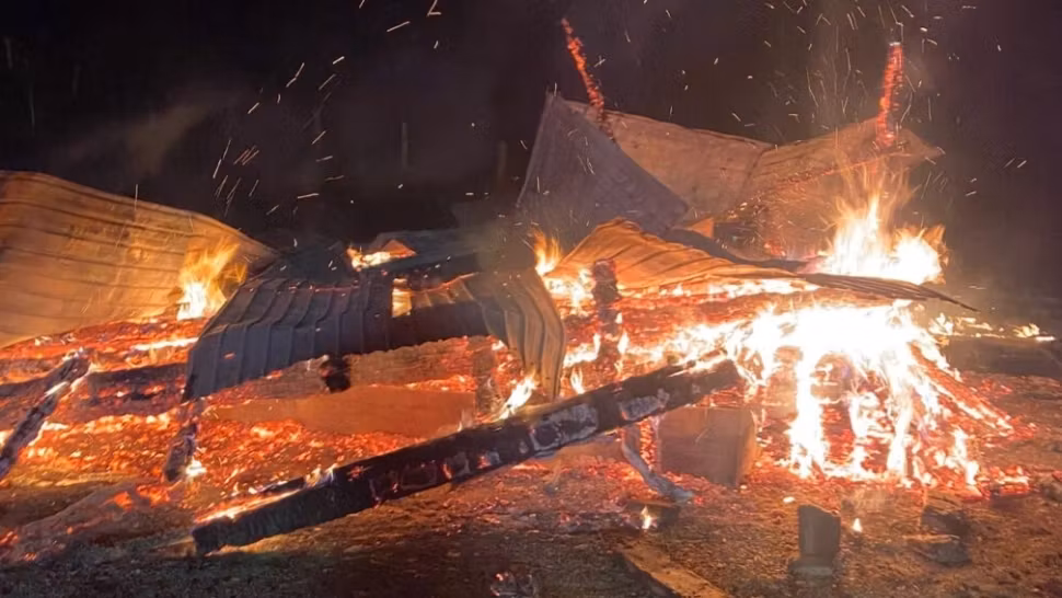 O cabană a ars ca o torță în sudul județului Neamț - Pompierii au anunțat că focul a fost pus intenționat - FOTO