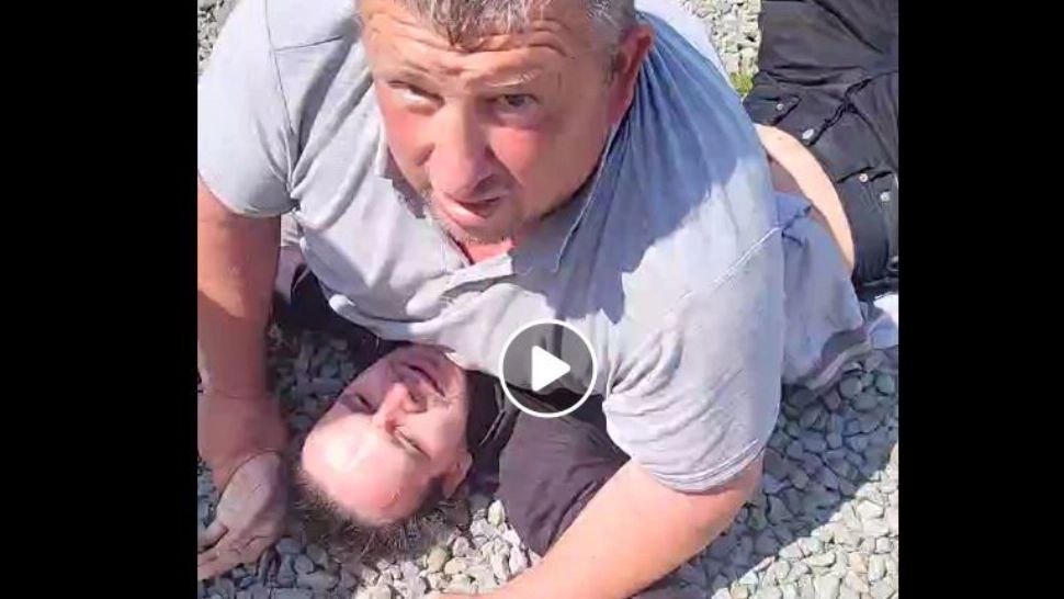 Un cântăreț de muzică populară a imobilizat un bărbat despre care spune că era drogat și a intrat pe proprietatea sa