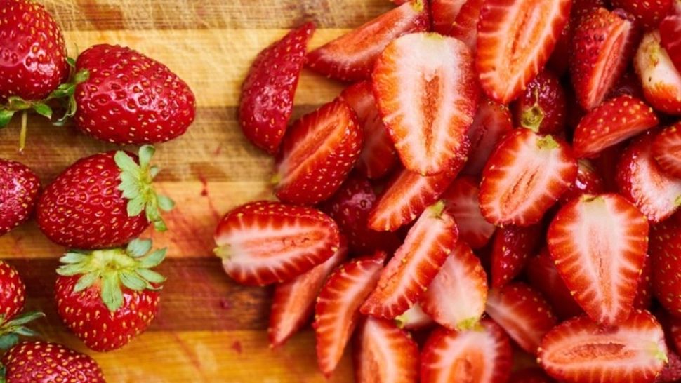 De ce trebuie să speli căpșunele în apă cu sare înainte să le mănânci. Metoda care te va scăpa de o mare problemă