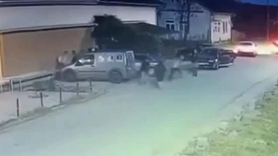 Fiul unui primar, implicat într-o bătaie ca în vestul sălbatic. Bătăușii și-au împărțit pumni, picioare și...o cârjă. VIDEO