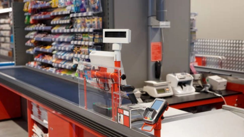 Schema pusă la cale de o casieră, pentru a fura produse din magazin