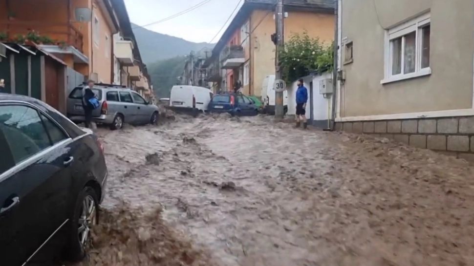ALERTĂ maximă la țară: Potopul a făcut prăpăd - Mașini luate de ape, străzile s-au transformat în râuri - VIDEO