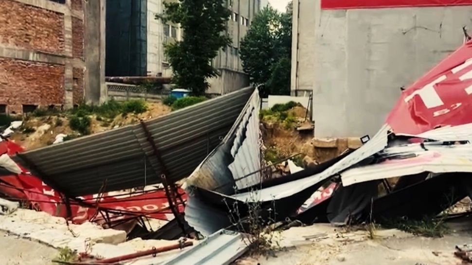 Vântul puternic a făcut ravagii în Capitală: O femeie a fost strivită de un copac! Zeci de mașini, distruse