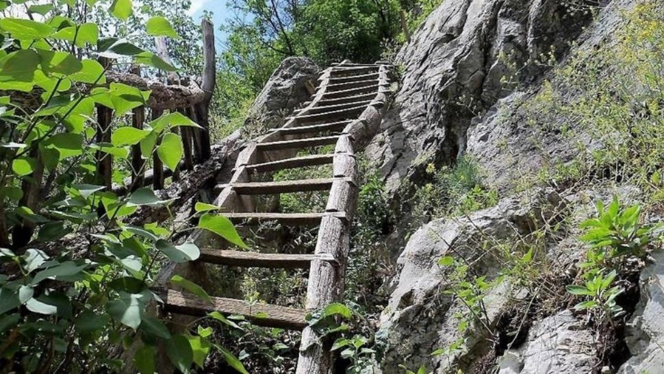 Singurul sat din România în care localnicii pot ajunge doar cu scara - FOTO