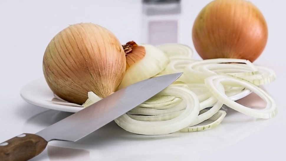 Cum se congelează corect ceapa - trucul la care apelează marii bucătari 