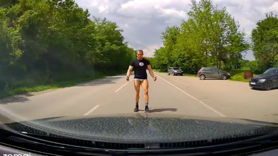 Mașina unor români, blocată în Bulgaria de un bărbat în chiloți, care s-a urcat pe capotă.  „Posibil sa fie vorba despre o înșelătorie” 