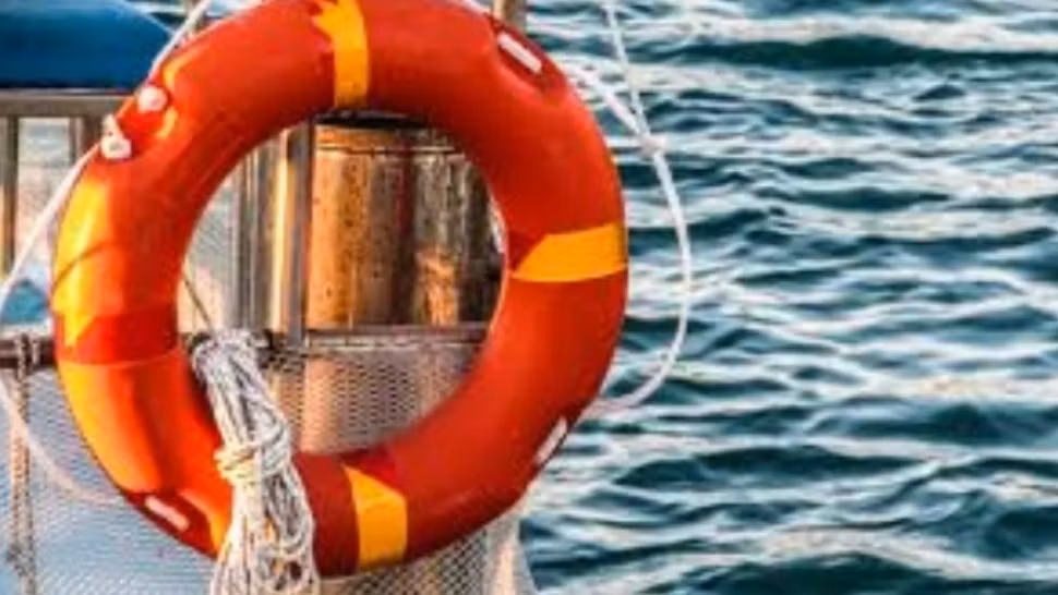 Cum arată BARCA SCUFUNDATĂ în râul Mureș cu 12 oameni în ea. Cauza tragediei, supraîncărcarea: un copil de 3 ani a murit - FOTO