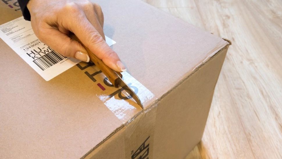 O femeie din Abrud și-a comandat haine pe internet. Ireal ce a primit, de fapt, în colet