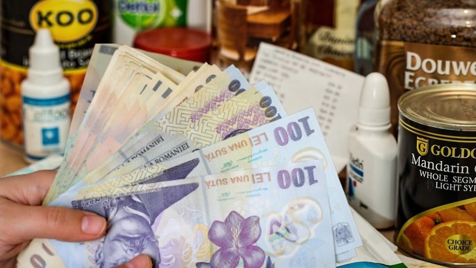 Românii, momiți de marile magazine să cumpere mai mult, ca să plătească mai puțin 