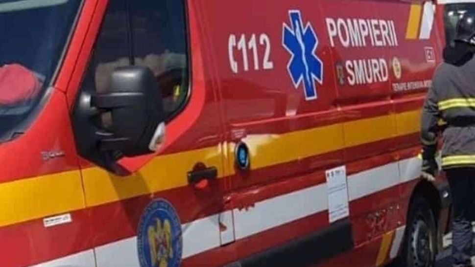 Copil de 2 ani, transportat în stare gravă la spital după ce o poartă a căzut peste el. Incident șocant la Brașov