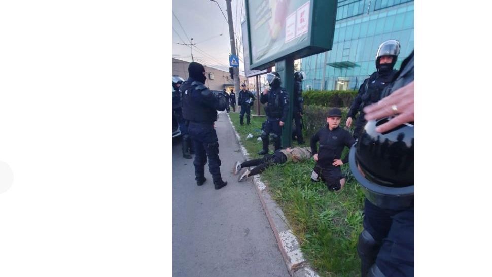 Haos la meciul de fotbal Dinamo-Oțeul Galați. Suporterii dinamoviști, „aliniați” pe jos de jandarmi