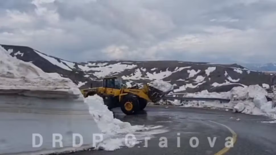 Deszăpezire intensă pe Transalpina. VIDEO cu drumarii lucrând de zor pentru ca drumul să fie deschis mâine