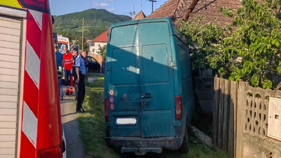 Un tânăr beat a intrat cu duba într-o casă. Locuința oamenilor, grav avariată