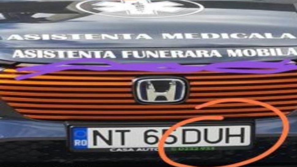 Dubița 2 în 1- și ambulanță și mașină funerară! Struțocămila rutieră a fost trimisă să asiste la o competiție sportivă pentru copii
