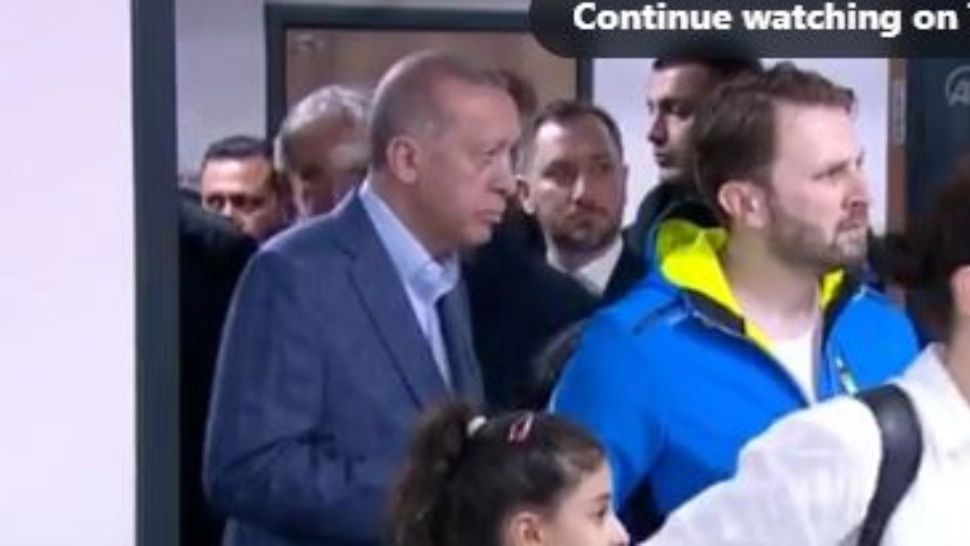 Cum a reacționat un alegător turc când a observat că la coadă, în spatele lui, stă chiar Erdogan așteptând să voteze