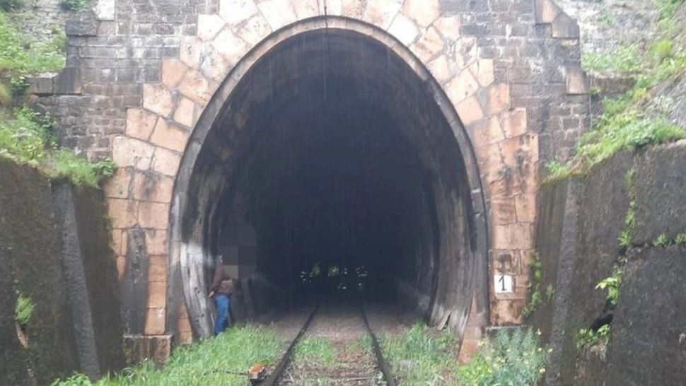 O fată de 19 ani a murit după ce a fost călcată de tren, într-un tunel pe calea ferată, în Bumbeşti-Jiu