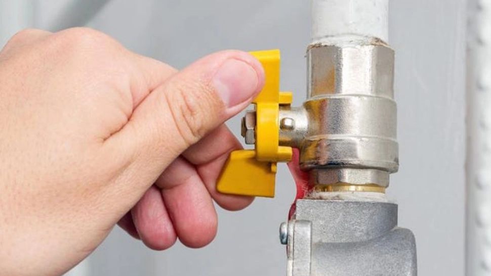 Un român s-a trezit cu gazul tăiat și cu 1.600 de lei de plată: „Un domn care nu are legătură cu apartamentul a facut in decembrie cerere pe site să primească facturile online” 