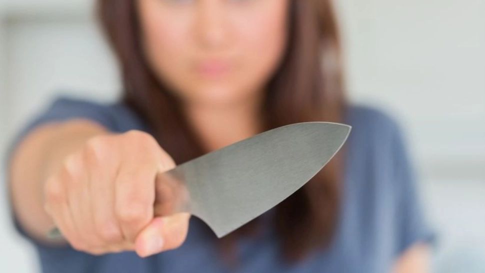 Polițiști atacați cu un cuțitul, de o femeie. Incident șocant în centrul orașului Baia Mare - VIDEO