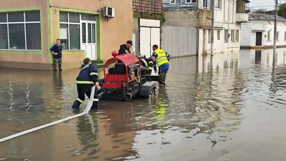 50 de curți inundate în Galați, duminică seara, după o furtună - Un bărbat a făcut atac de panică
