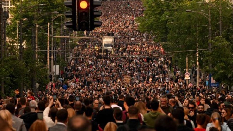 PROTESTE uriașe în Serbia după valul de crime comise de tineri - SUTE de mii de oameni cer demisia președintelui Vucic