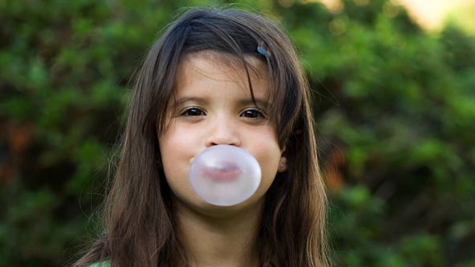 4 metode eficiente ca să scoți guma de mestecat din păr. Trucuri care te vor ajuta să nu recurgi la foarfece