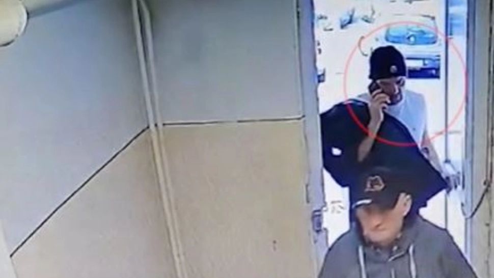Pensionar jefuit în lift, hoții i-au furat banii de tratament - VIDEO cu momentul atacului