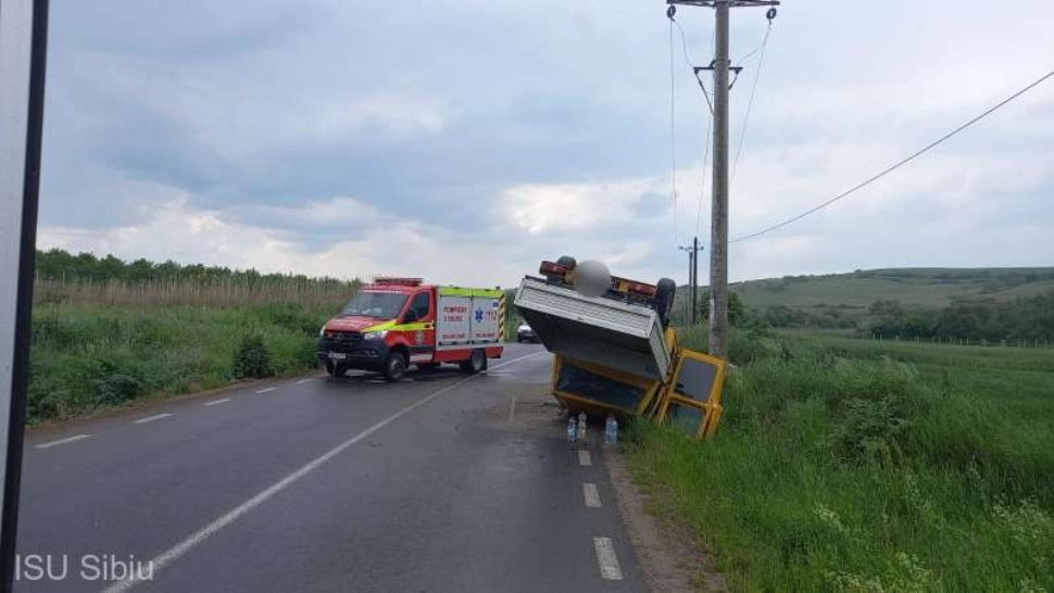 Accident în Sibiu - Autoutilitară răsturnată în afara localității Slimnic - Șase răniți