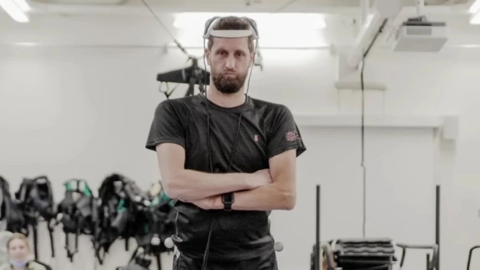 Inovație uimitoare în medicină: Un bărbat paralizat poate merge din nou. Doctorii i-au montat implanturi pe creier și coloana vertebrală