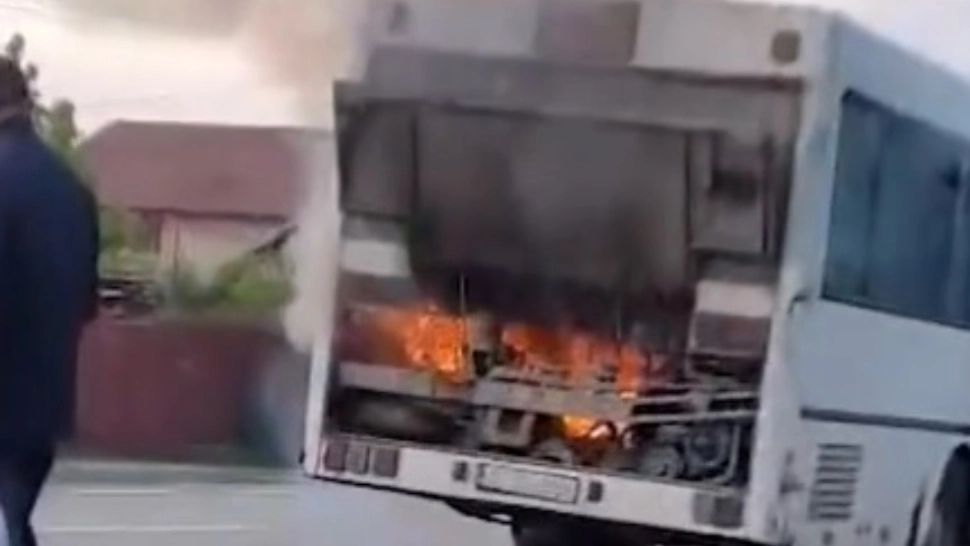 Un autobuz cu pasageri, folosit și la transportul elevilor, a luat foc în mers. Flăcările, stinse de călători