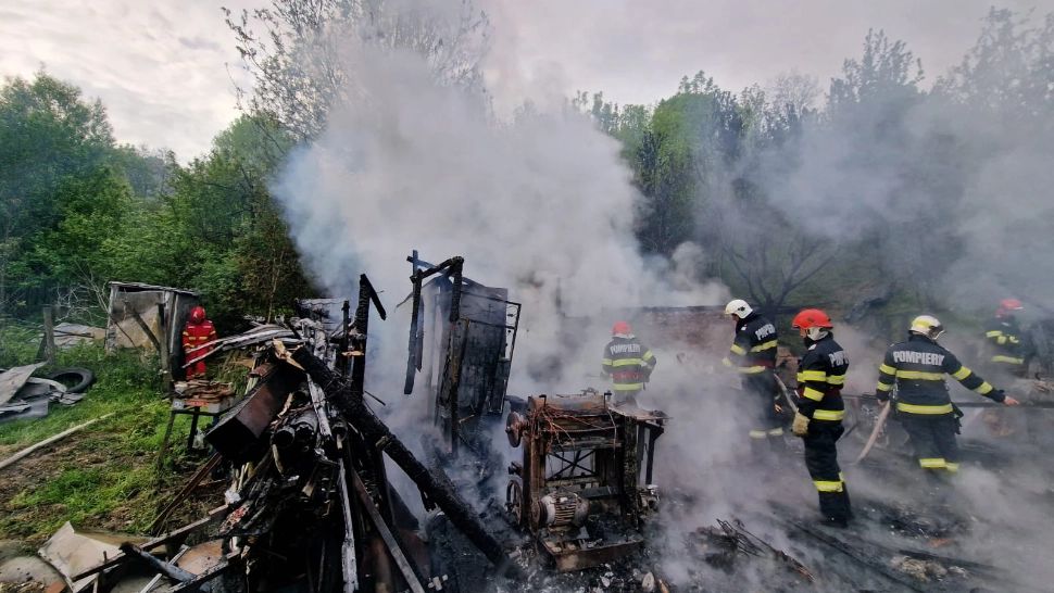 Incendiu violent la un atelier de prelucrare a lemnului din Prahova