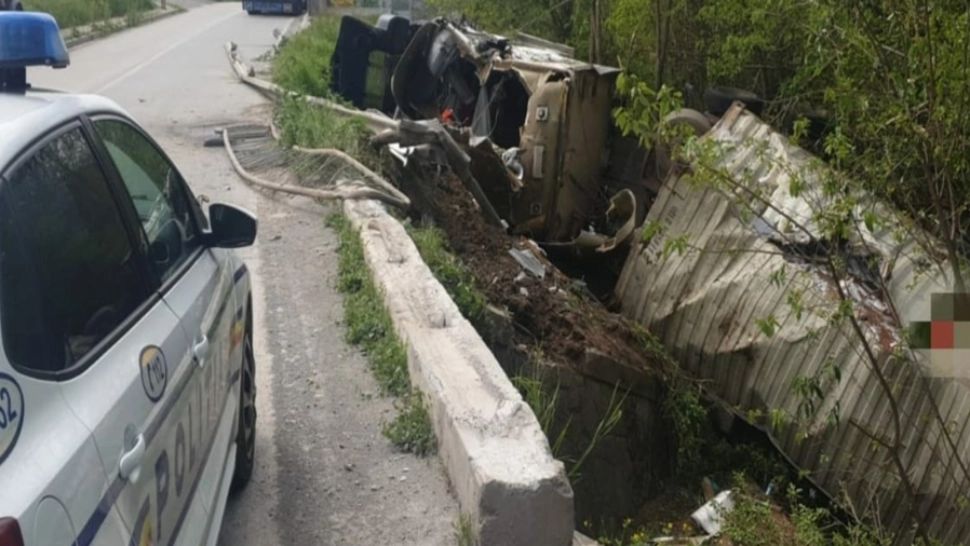 Un ucrainean a ajuns cu TIR-ul în șanț în Tulcea. Mobilizare a forțelor de ordine