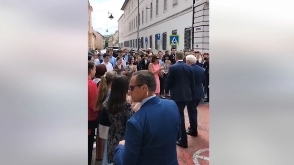 Iohannis, către elevi - glumă neinspirată în plină grevă a profesorilor: ”Vedeți? Până și greva are avantajele ei” - VIDEO