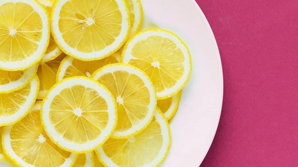 De ce este bine să pui câteva felii de lămâie la geam. Trucul pe care trebuie să-l știe toate gospodinele 