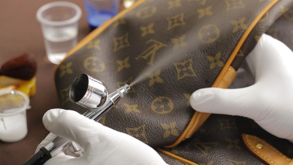 Cum să depistezi un produs fals. 4 metode care nu dau greș și pun pe fugă escrocii care încearcă să îți vândă produse „de firmă”