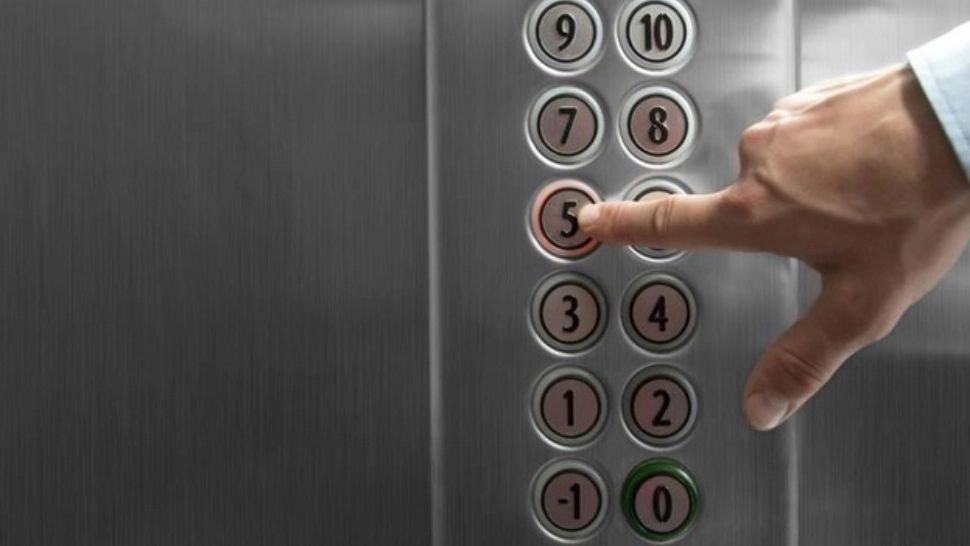 Caz șocant, în Capitală: atacat în lift de doi bărbați care i-au furat 8.000 de lei din borsetă. Cum au acționat hoții