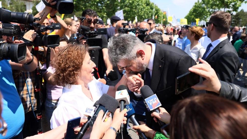 Marcel Ciolacu s-a întâlnit cu profesorii care l-au huiduit la Buzău: Viitorul Guvern trebuie să redea demnitatea şi respectul cuvenit dascălilor!