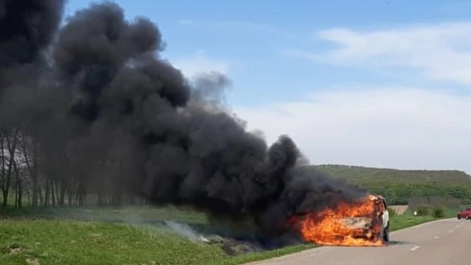 Imagini de coșmar pe o șosea din România. Un microbuz s-a făcut scrum - FOTO